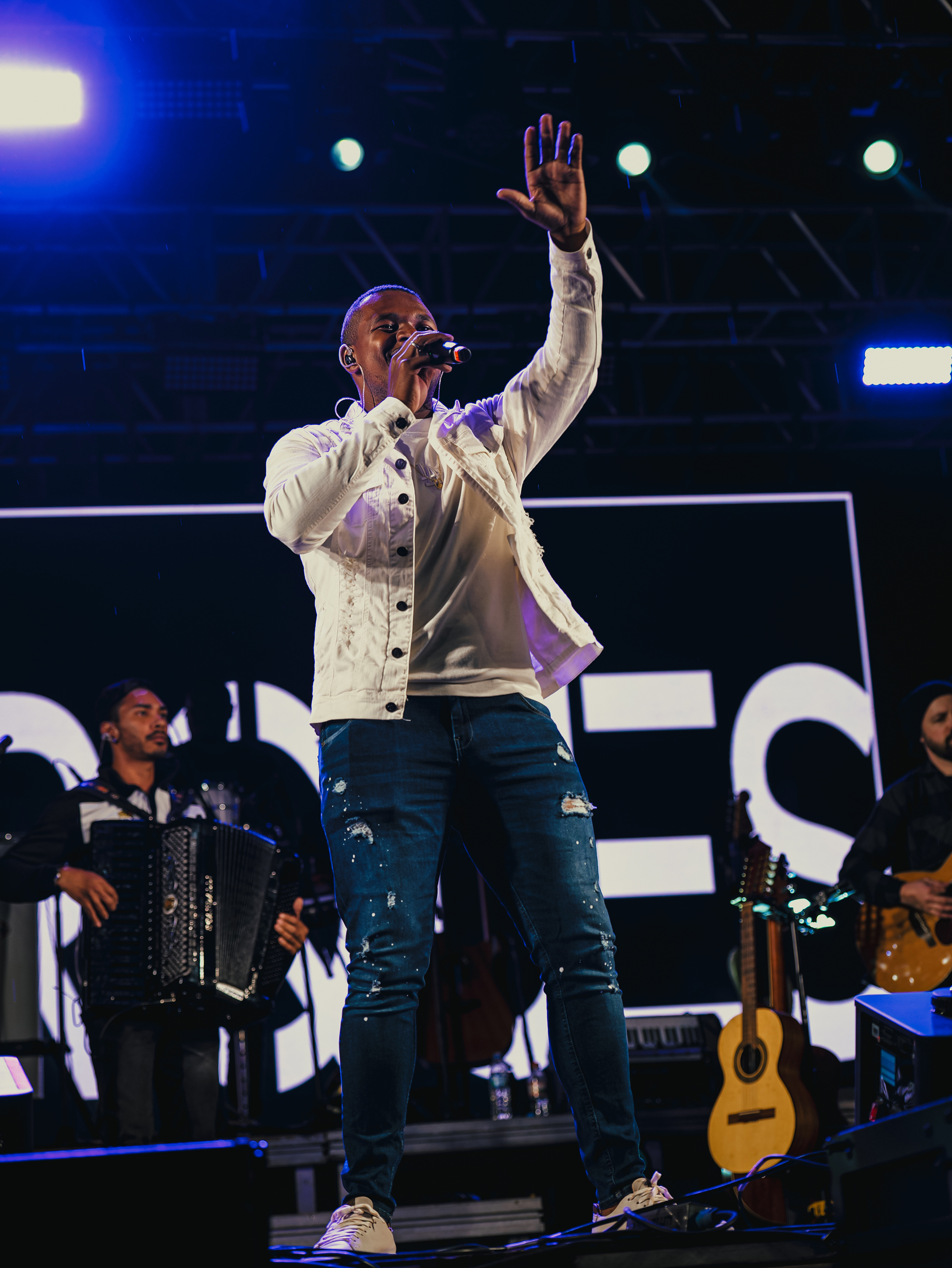 Marques cantando no show